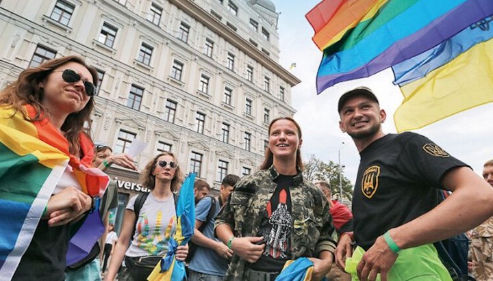 Представники ЗСУ з представниками ЛГБТ на марші в Києві. Фото: УНІАН