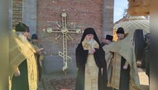 В Белгородке освятили накупольный крест в строящемся храме