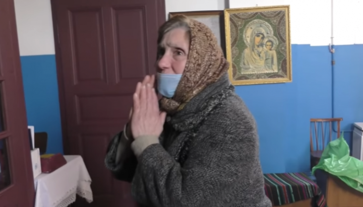 Ενορίτισσα του Ιερού Ναού του Αρχαγγέλου Μιχαήλ της UOC στο Zadubrovka μιλάει για θαύμα. Φωτογραφία: στιγμιότυπο οθόνης/κανάλι YouTube «Βιτρώ»