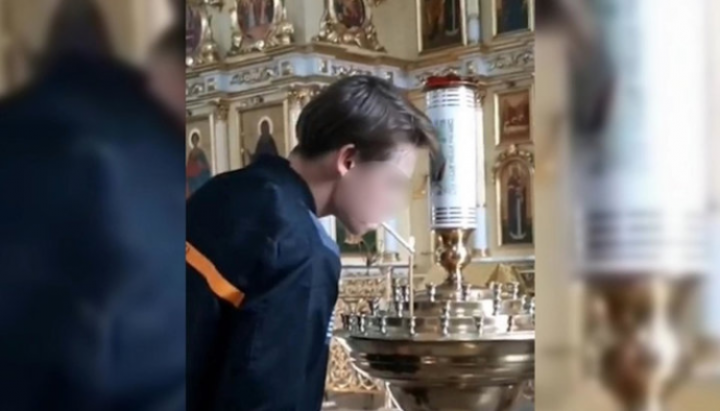 Підліток прикурює в соборі Чити на відеокамеру. Фото: vesti.ru