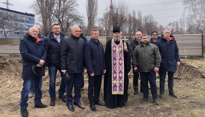 Благочинний Черкаського округу з представниками підприємства на місці будівництва храму. Фото: сторінка Черкаської єпархії УПЦ в Facebook.