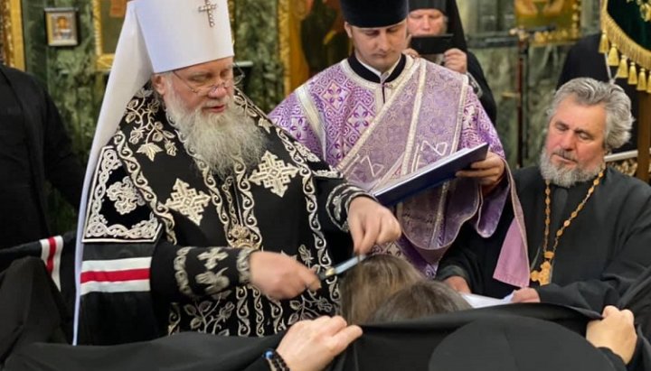 Митрополит Мукачевский и Ужгородский Феодор (Мамасуев) совершает постриг. Фото: m-church.org.ua