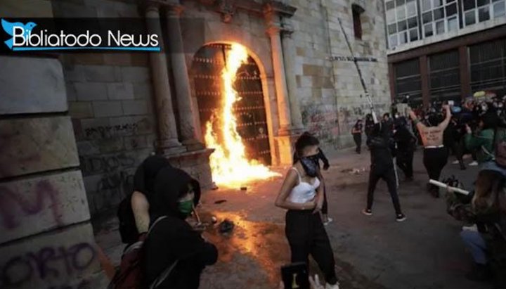 Прихильниці абортів підпалили двері храму в Боготі. Фото: bibliatodo.com