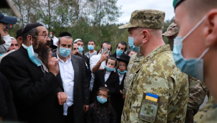 Глава Госпогранслужбы говорит с хасидами, которых не пустили в Украину в прошлом году. Фото: dpsu.gov.ua