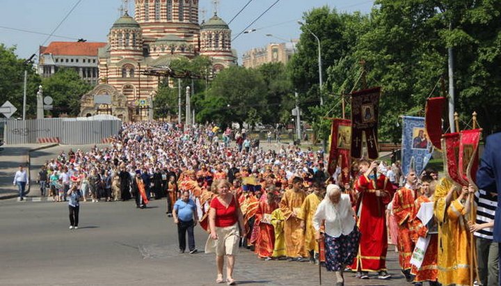 Багатотисячний хресний хід на честь мучеників Слобожанщини в Харкові. Фото: Харківська єпархія