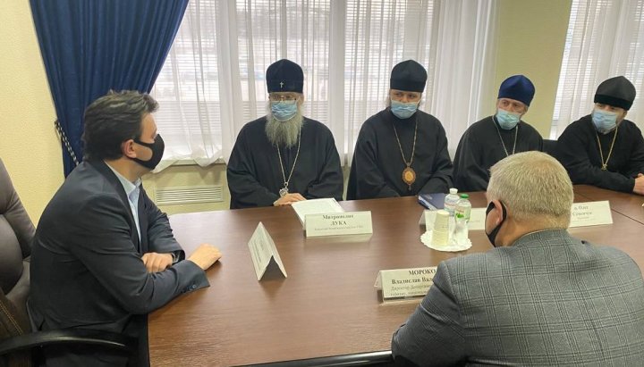 Metropolitan Luke and Archbishop Ephrem at a meeting with the head of the Zaporizhzhia RSA. Photo: hramzp.ua