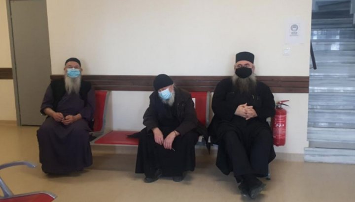 Монахи в Центре здоровья в Кариесе. Фото: romfea.gr