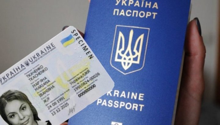 The passport of a citizen of Ukraine, new and old samples. Photo: Obozrevatel