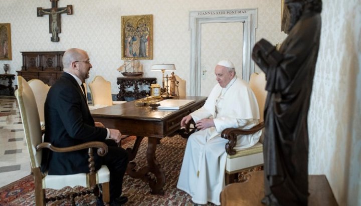 Приглашение в Киев папе Франциску передал Денис Шмыгаль. Фото: kmu.gov.ua