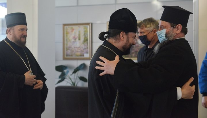 Зустріч делегації Сербської Церкви в аеропорту Москви. Фото: mospat.ru