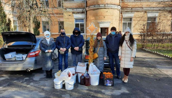Вінницькі добровольці годують бездомних. Фото: facebook
