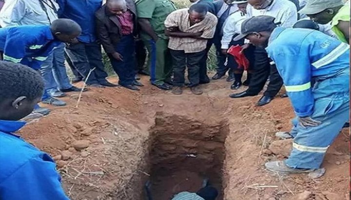 Могила, в якій живцем поховали Джеймса Сакалу. Фото: facebook.com/ZambiaReports
