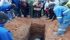 У Замбії закопаний живцем протестант, який пообіцяв воскреснути, помер