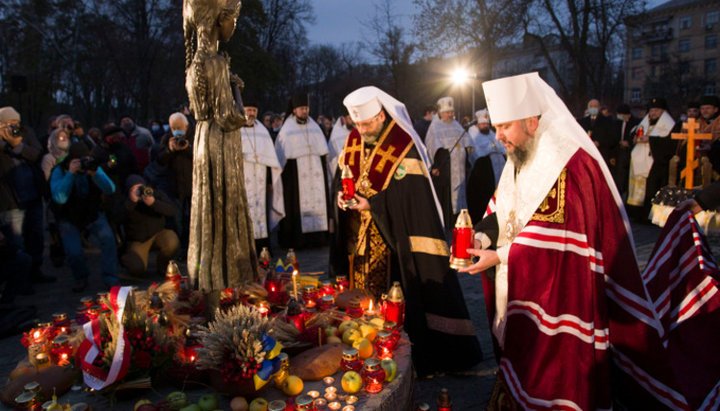 მეუ-სა და უბკე-ს მეთაურები«ხსოვნის სანთელი» მემორიალთან. ფოტო: news.ugcc.ua