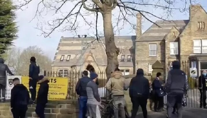 Акція протесту мусульманської громади біля англійської школи, де вчитель показав карикатури на пророка Мухаммеда. Фото: bbc.com