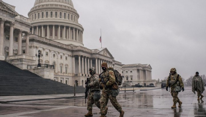 Члени Національної гвардії США проходять по території Капітолію у Вашингтоні, 13 лютого 2021 р.Фото: Brandon Bell / Getty Images