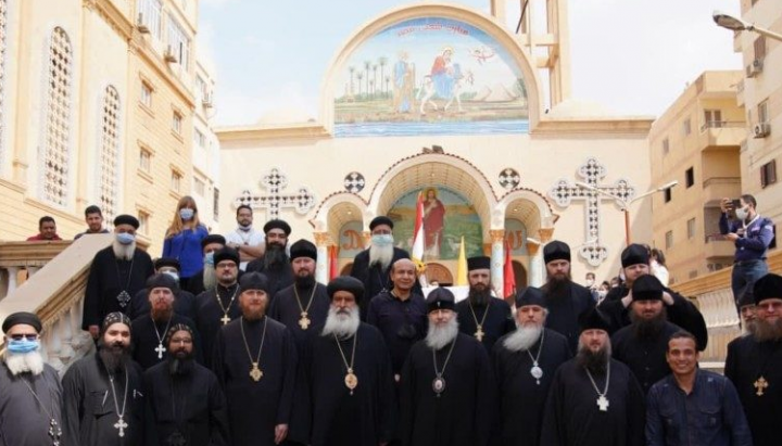 Представники УПЦ з коптським духовенством біля кафедрального собору Гізи. Фото: vzcz.church.ua