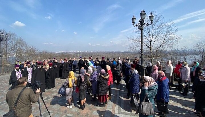 Παράκληση υπέρ ειρήνης στο Στο λόφο του Αγ. Βλαδίμηρου στο Κίεβο. Φωτογραφία: ΕΟΔ