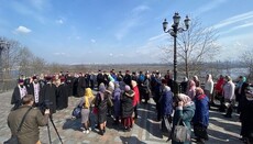 На Володимирській гірці почався молебень віруючих УПЦ про мир в Україні