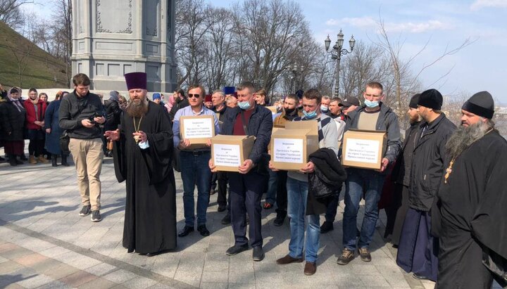 Εκπρόσωποι των πληγέντων ενοριών με υπογραφές στον Πρόεδρο. Φωτογραφία: ΕΟΔ