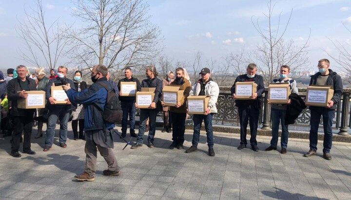 Believers brought boxes with signatures to the President’s Office in Kyiv. Photo: UOJ
