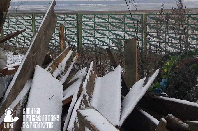 В Угринові купол з храму викинули на смітник. Що рейдери підготували храму в Грибовиці?