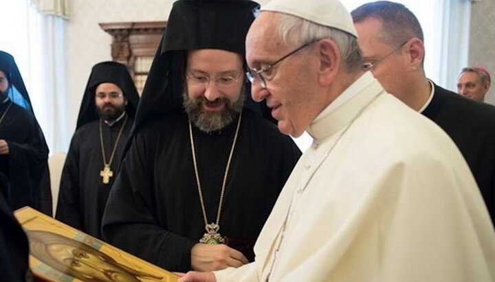 Arhiepiscopul Iov (Ghecea) și Papa Francisc. Imagine: incarnatewordsistershouston.org