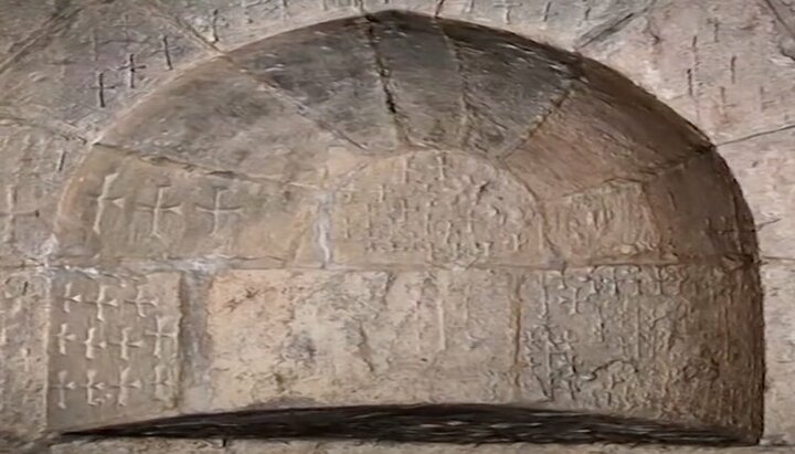 Загадочные кресты на одной из стен Храма Гроба Господня. Фото: скриншот видео YouTube-канала Reuters