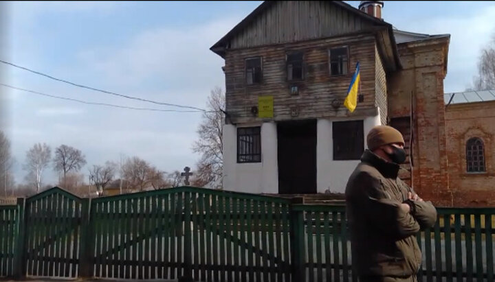 The church of the UOC in Pryputni seized by supporters of the OCU. Photo: a video screenshot from G. Sukharevsky's Facebook page