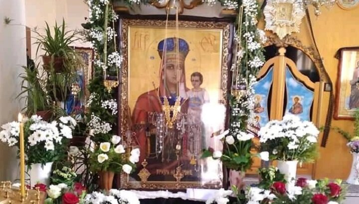 Мироточива ікона Богородиці в монастирі Мукачівської єпархії УПЦ. Фото: сторінка єпархії в Facebook.