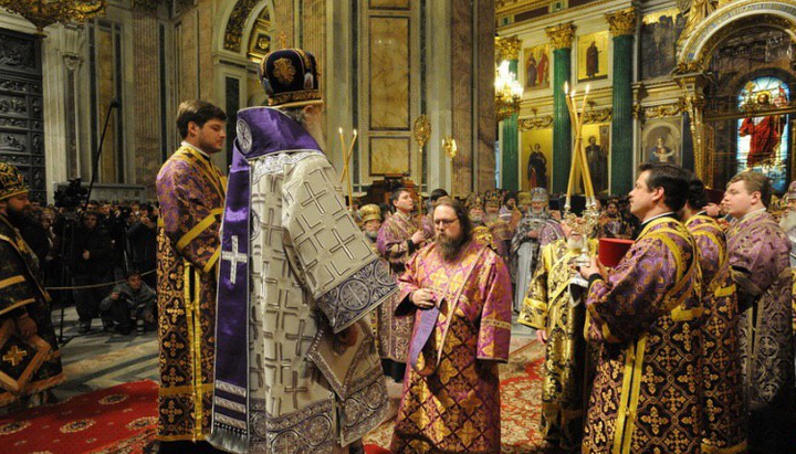 Патріарх Кирил зводить Андрія Кураєва в сан протодиякона рівно 12 років тому, 5 квітня 2009 року. Фото: patriarchia.ru
