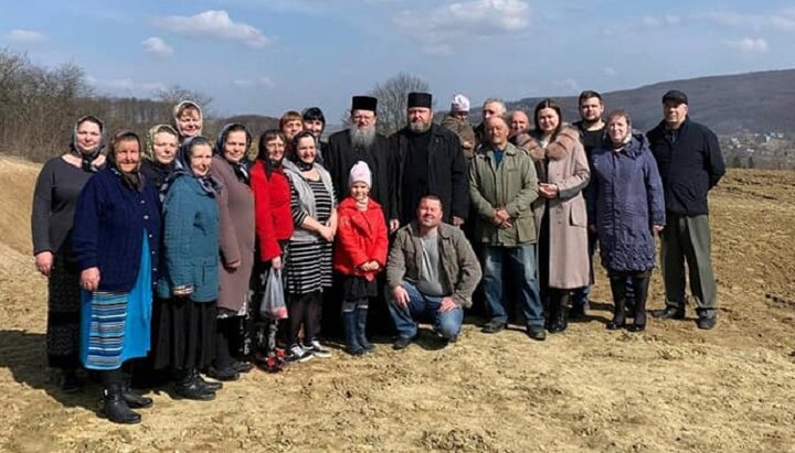Владика Мелетій із парафіянами УПЦ у селі Червона Діброва. Фото: сторінка парафії в Facebook.