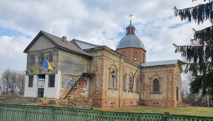 Biserica acaparată cu hramul în cinstea Nașterii Maicii Domnului din s. Priputni. Imagine: pagina de Facebook a lui Andriy Kovalov