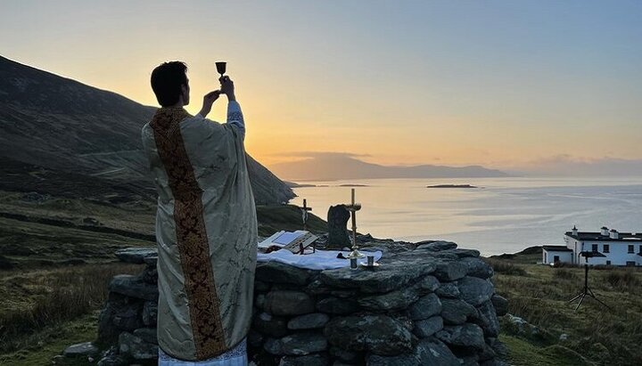 Католицький священик служить месу на скелястому березі острова в Ірландії. Фото: catholicarena.com