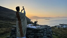 Через COVID-заборону в Ірландії католицький священик служив месу в скелях