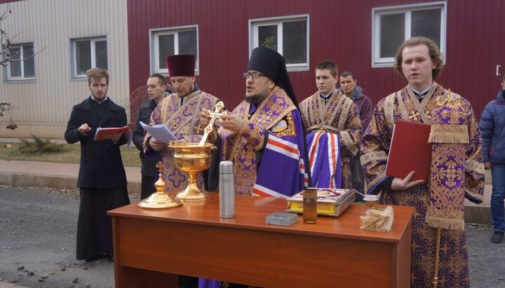 Епископ Вениамин (Погребной) освятил место под строительство часовни. Фото: pravoslavie.poltava.ua