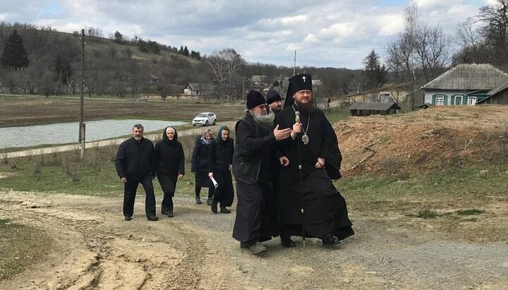 Архієпископ Черкаський і Канівський Феодосій (Снігірьов) відвідав нову чернечу громаду та роздивився місце будівництва храму св. кн. Ольги. Фото: cherkasy.church.ua