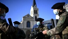 В Париже полиция задержала двух священников РКЦ за мессу без масок