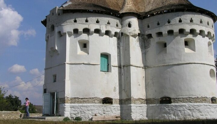 Holy Protection fortress-church in Sutkivtsi village. Photo: tamtour.com.ua