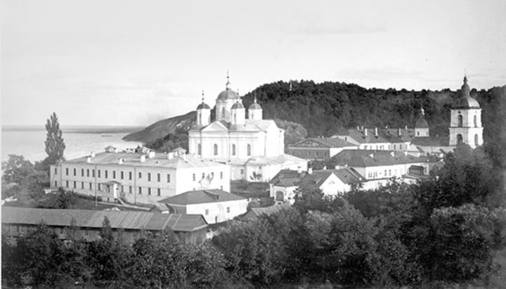 Μονή Μεζιγίρια (ανάμεσα στα όρη) πριν από την καταστροφή της το 1935. Φωτογραφία: panproject.com.ua
