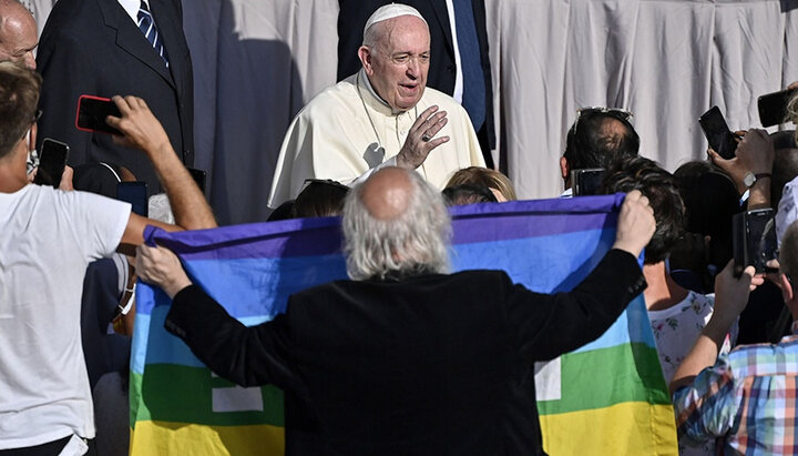 Папа римский на фоне ЛГБТ-флага. Фото: fontanka.ru