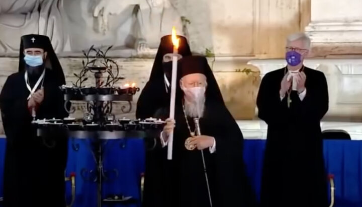 Глава Фанару під час екуменічного молебню запалює світильник. Фото: скріншот з YouTube-каналу Vatican News
