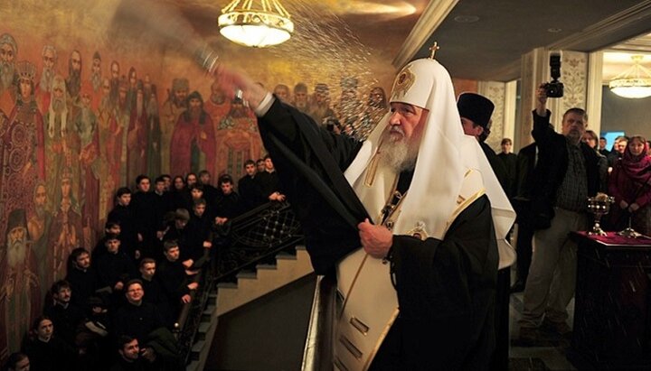 Патріарх Кирил окроплює Стрітенську духовну православну семінарію. Фото: sdsmp.ru