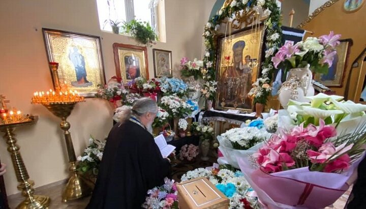 Митрополит Феодор во время молебна у мироточивой иконы Богородицы в Сельцо. Фото: m-church.org.ua