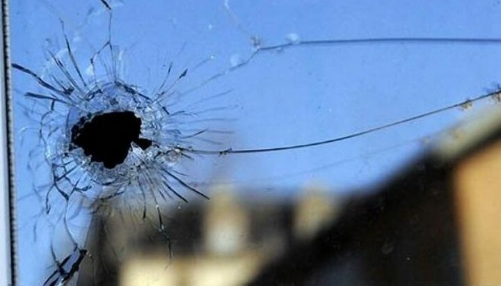 A bullet hole in the window. Photo: murmansk-news.net