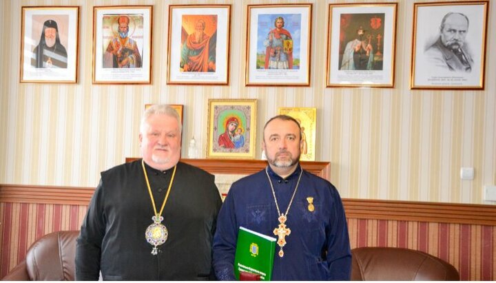 «Επίσκοπος» OCU Βίκτωρ Μπεντ και «πρωθιερέας» Ανατόλι Νατολότσνι. Φωτογραφία: kau.com.ua