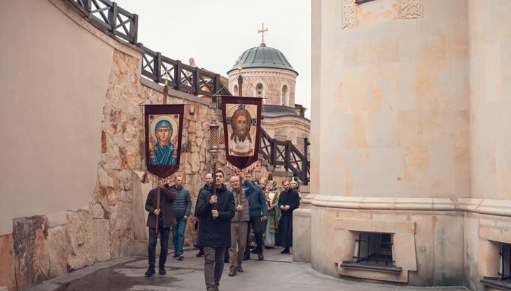 Хресний хід у Звіринецькому монастирі. Фото: Фейсбук-сторінка Ел Коваленко