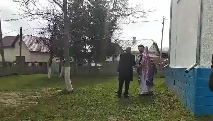 Οι ακτιβιστές της OCU απαιτούν κλειδιά του ναού από τον ιερέα της UOC. Φωτογραφία: στιγμιότυπο οθόνης από το βίντεο σελίδας facebook.com/mihalcza