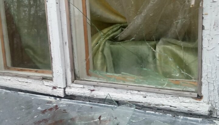 Разбитое окно в доме священника с. Садов. Фото: pravoslavna.volyn.ua