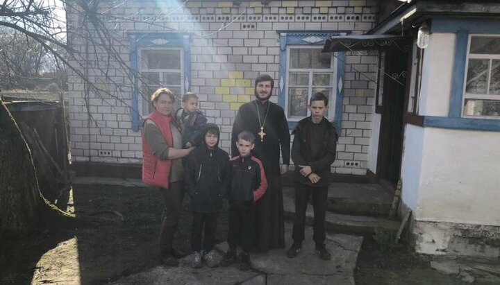 Ієрей Олександр Гладиш з багатодітною родиною. Фото: orthodox.cn.ua